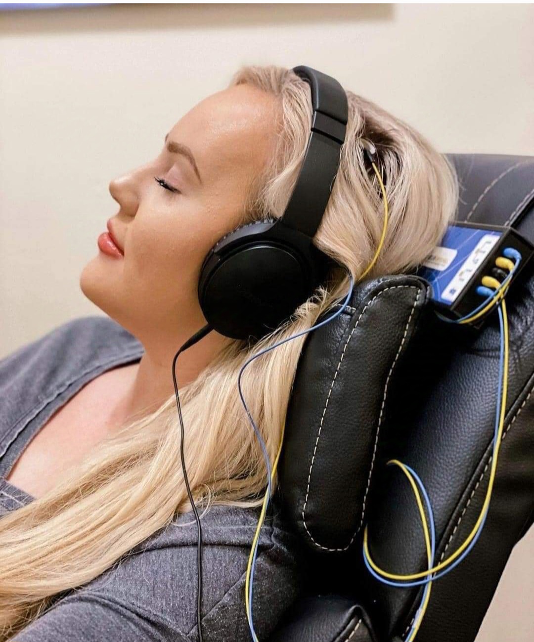 Personne détendue pendant une séance de neurofeedback dynamique